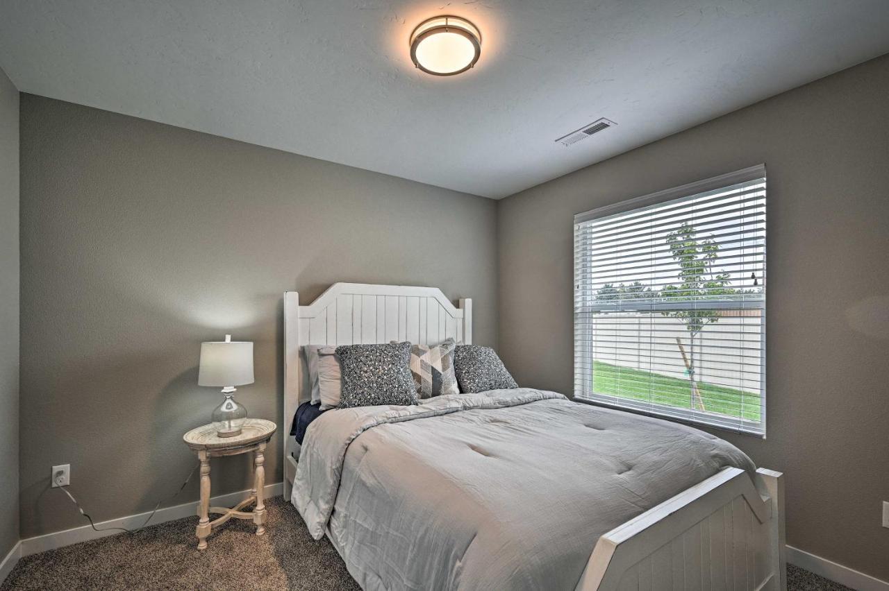Modern Caldwell House With Yard And Furnished Patio!ヴィラ エクステリア 写真